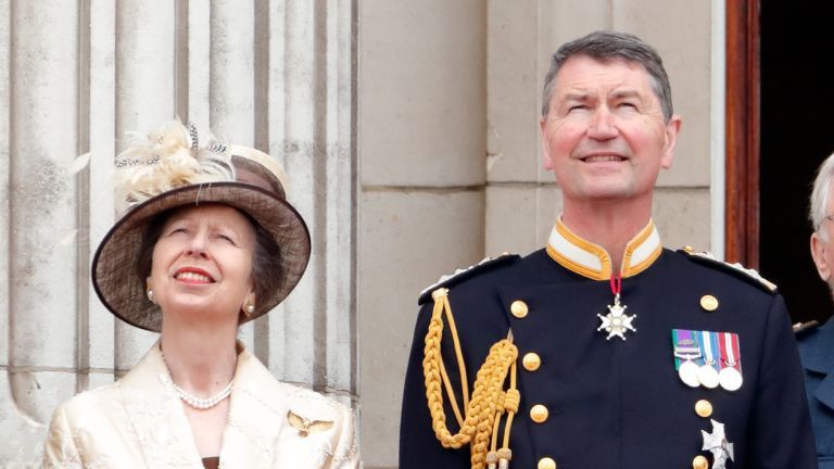 A princesa Anne, a princesa real e o vice-almirante Sir Tim Laurence assistem a uma passagem aérea para marcar o centenário da Força Aérea Real da varanda do Palácio de Buckingham em 10 de julho de 2018 em Londres, Inglaterra