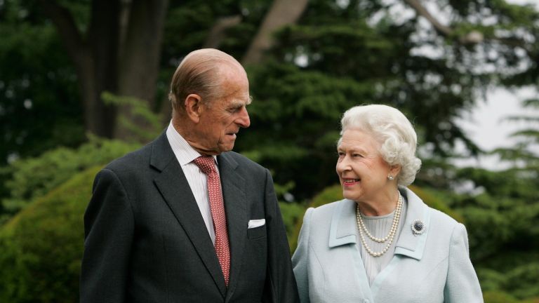 HAMPSHIRE, INGLATERRA - NÃO DADOS: nesta imagem, disponibilizada em 18 de novembro de 2007, HM A rainha Elizabeth II e o príncipe Philip, o duque de Edimburgo, visitam novamente Broadlands, para marcar seu aniversário de casamento de diamante em 20 de novembro. noite em Broadlands em Hampshire em novembro de 1947, a antiga casa do Príncipe Philip