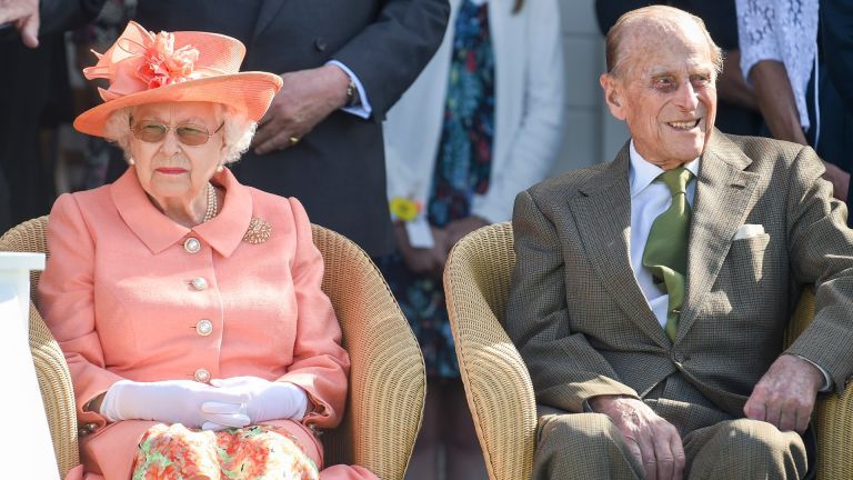 A Rainha Elizabeth II e o Príncipe Philip, Duque de Edimburgo, participam da partida de polo The OUT-SOURCING Inc Royal Windsor Cup 2018 no Guards Polo Club em 24 de junho de 2018 em Egham