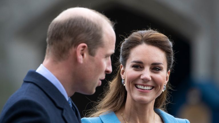 Kate Middleton bromea sobre comprarle a William un traje de Spiderman EDIMBURGO, ESCOCIA - 27 DE MAYO: El príncipe William, duque de Cambridge y Catherine, duquesa de Cambridge asisten a una paliza del retiro en el Palacio de Holyroodhouse el 27 de mayo de 2021 en Edimburgo, Escocia. (Foto de Jane Barlow-WPA Pool / Getty Images)