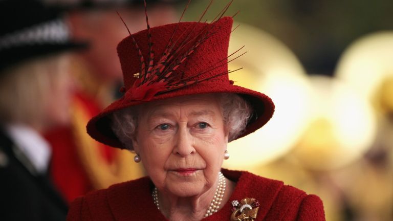Windsor, Inglaterra - 26 de octubre: la reina Isabel II llega para saludar al emir de Qatar, el jeque Hamad bin Khalifa al Thani a su residencia de Windsor el 26 de octubre de 2010 en Windsor, Inglaterra. El jeque se encuentra en una visita de Estado de dos días al Reino Unido, la primera desde 1985, que se considera importante para fortalecer los vínculos comerciales ya fuertemente establecidos con una de las naciones más poderosas financieramente de los Estados del Golfo. (Foto de Dan Kitwood - WPA Pool / Getty Images)