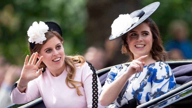 Princesa Eugenie in princesa Beatrice med Trooping The Color, kraljica