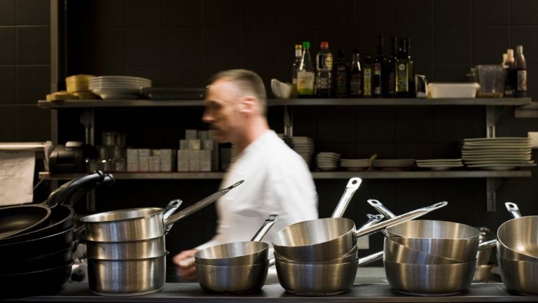 Chef occupé dans la cuisine - Photos