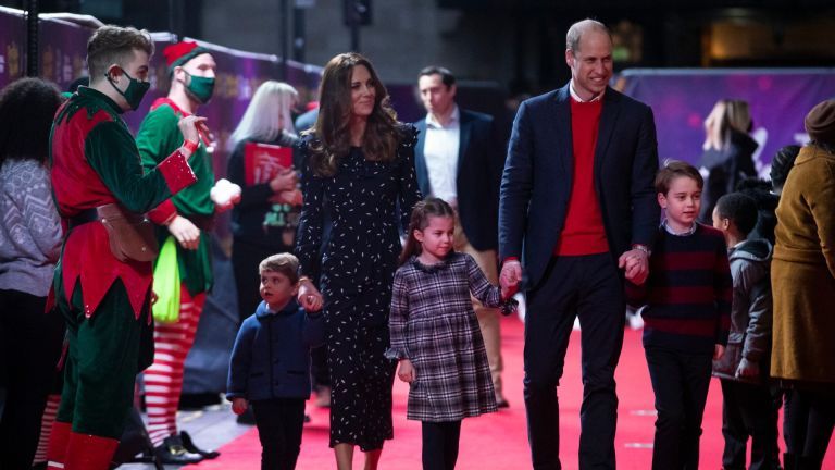 Le prince William, duc de Cambridge et Catherine, duchesse de Cambridge avec leurs enfants, le prince Louis, la princesse Charlotte et le prince George, assistent à une représentation spéciale de pantomime
