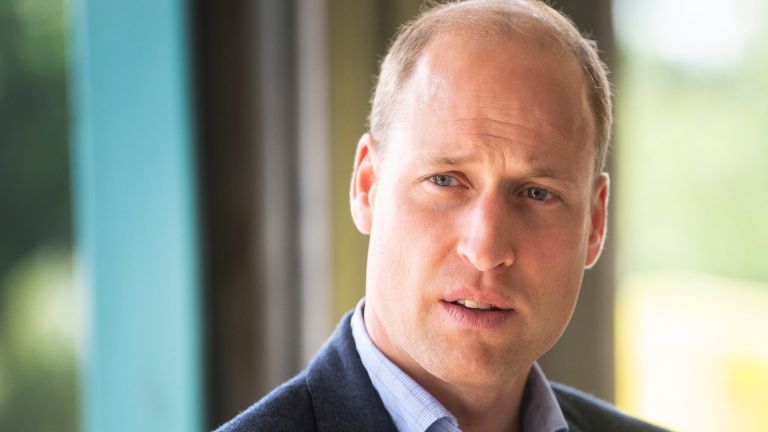 Princ William, vojvoda z Cambridge, sa počas návštevy záchrannej stanice 16. júna 2020 v meste King stretáva so zdravotníckym personálom, ktorý sa udržiava v spoločenskom odstupe, od trustu záchrannej služby pre východné Anglicko.