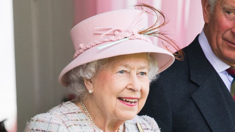 BRAEMAR, ESCÓCIA - 02 DE SETEMBRO: A Rainha Elizabeth II e o Príncipe Charles, o Príncipe de Gales participam do Encontro Braemar Highland de 2017 no Parque Memorial Princesa Real e Duque de Fife em 2 de setembro de 2017 em Braemar, Escócia. (Foto de Samir Hussein / Samir Hussein / WireImage)