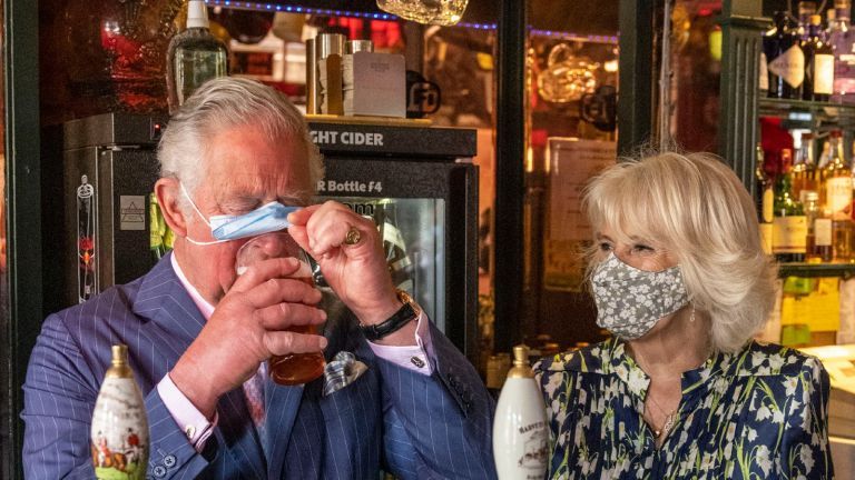 Camilla Parker Bowles ha mostrato il suo lato spiritoso durante una recente visita al pub con il principe Carlo. CLAPHAM, INGHILTERRA - 27 MAGGIO: Il principe Carlo, principe di Galles regola la sua maschera facciale per consentirgli di sorseggiare una pinta che ha tirato in un pub insieme a Camilla, duchessa di Cornovaglia durante una visita a Clapham Old Town il 27 maggio 2021 a Clapham , Inghilterra. (Foto di Heathcliff O