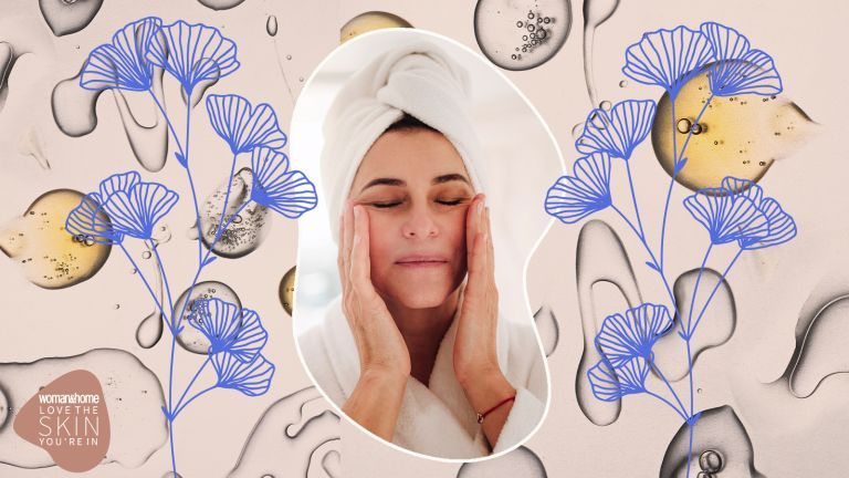 Uma mulher fazendo um tratamento facial em casa em um fundo floral ilustrado