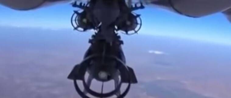 Uma captura de tela de vídeo do YouTube mostrando bombas acopladas a um jato russo realizando ataques aéreos na Síria (Fonte: YouTube)