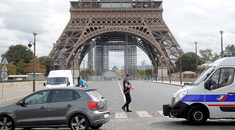 notícias da torre eiffel, evacuação da torre eiffel, polícia de paris, ameaça de bomba na torre eiffel, notícias de paris, expresso indiano
