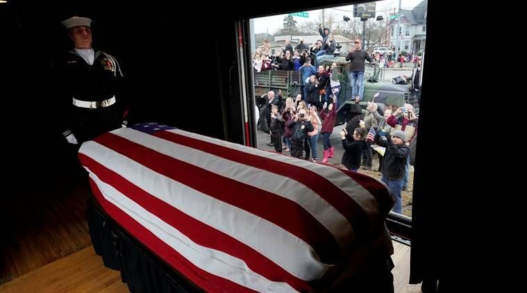 Corpo do ex-presidente George HW Bush levado ao cemitério do Texas