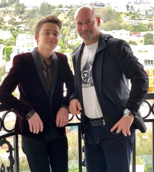 noah schnapp otec
