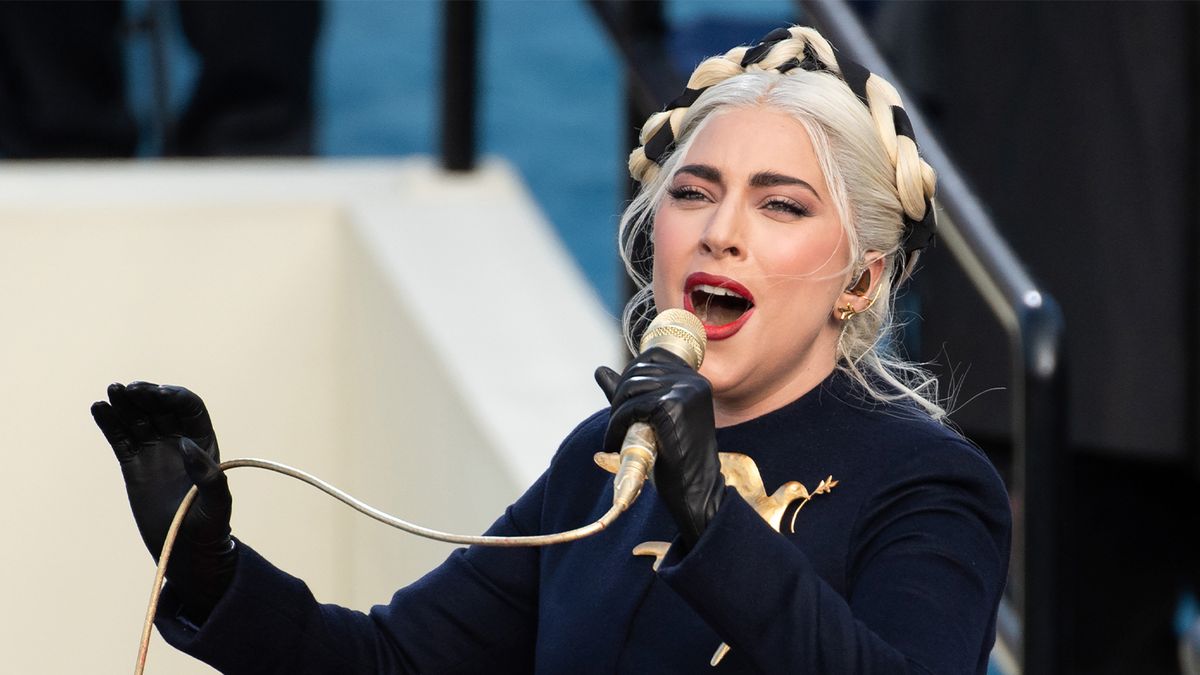 Cântăreața americană Lady Gaga cântă imnul național al SUA în timpul celei de-a 59-a Inagurații prezidențiale din 20 ianuarie 2021, la Capitolul SUA din Washington, DC. (Fotografie de SAUL LOEB / POOL / AFP) (Fotografie de SAUL LOEB / POOL / AFP prin Getty Images)