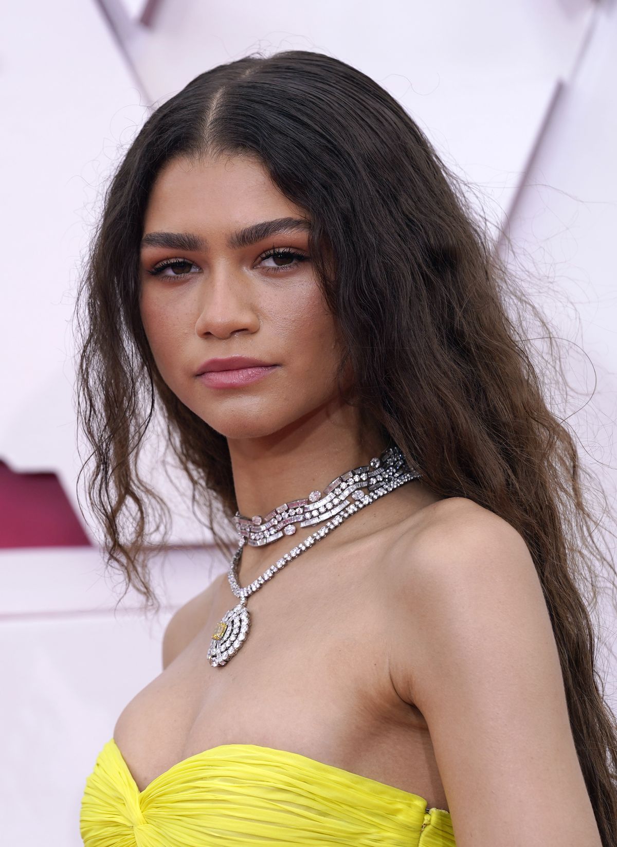 formas de sobrancelhas espessas em zendaya