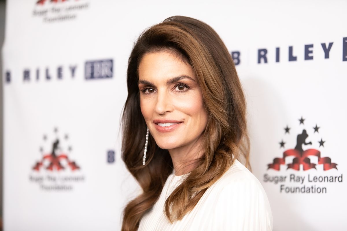 sobrancelhas arqueadas clássicas em cindy crawford