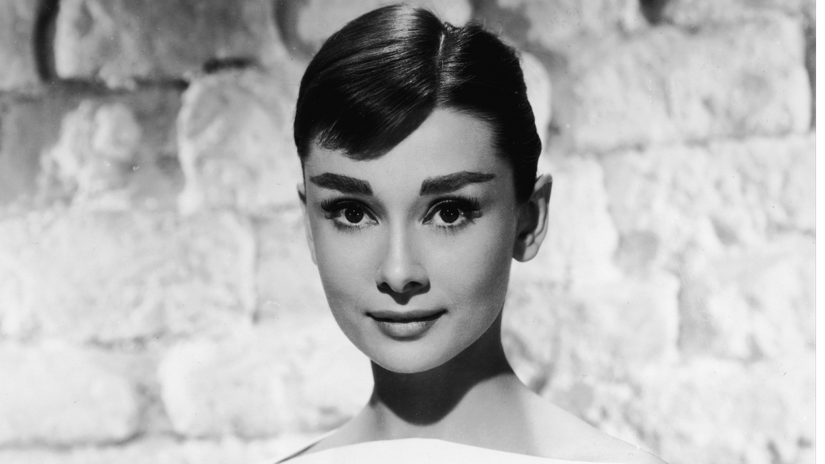 sobrancelhas retas e cheias em Audrey Hepburn