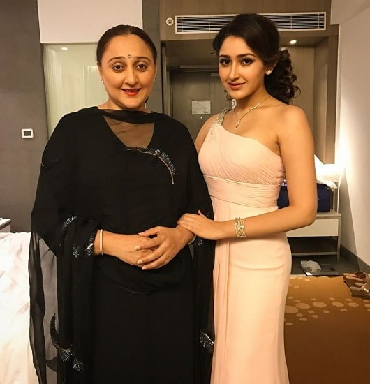 Sayyeshaa mãe