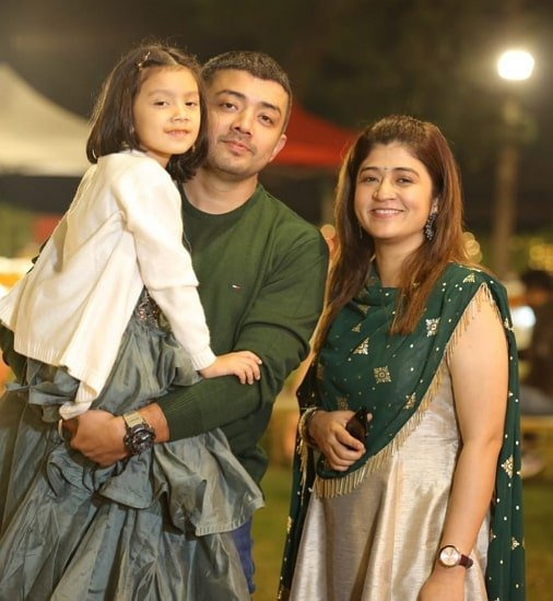   nidhi bisht hermano