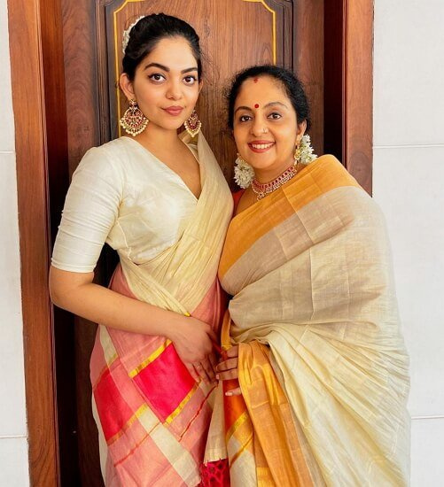 ahaana krishna mãe