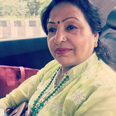 Ribbhu Mehra mãe