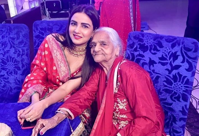 jasmin bhasin babička
