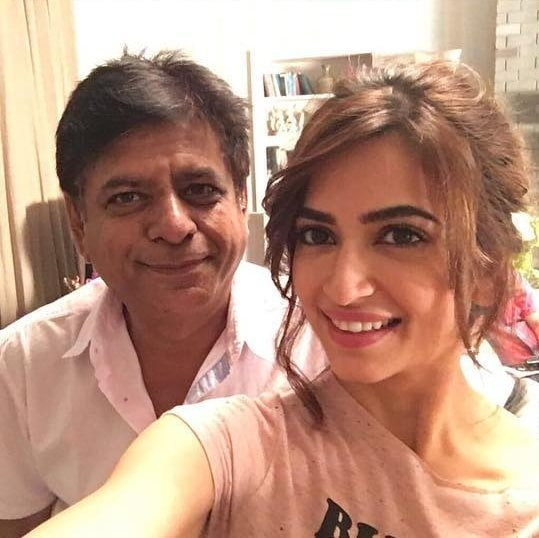 Kriti Kharbanda Vater