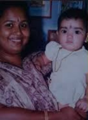 foto de infância de saniya iyappan