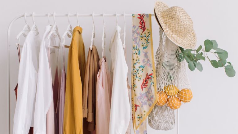 roupas penduradas em um trilho