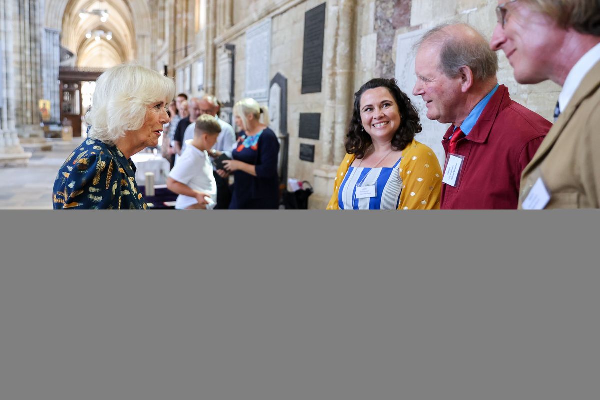 Camilla, hertiginna av Cornwall träffar författaren Michael Morpurgo OBE under ett besök i Exeter Cathedral den 19 juli 2021 i Exeter, Storbritannien. Katedralen, som grundades 1050, fortsätter att erbjuda daglig kristen gudstjänst och körmusik, tillsammans med sina roller som ett gemenskapscentrum, arvsmål och plats för konserter och evenemang.