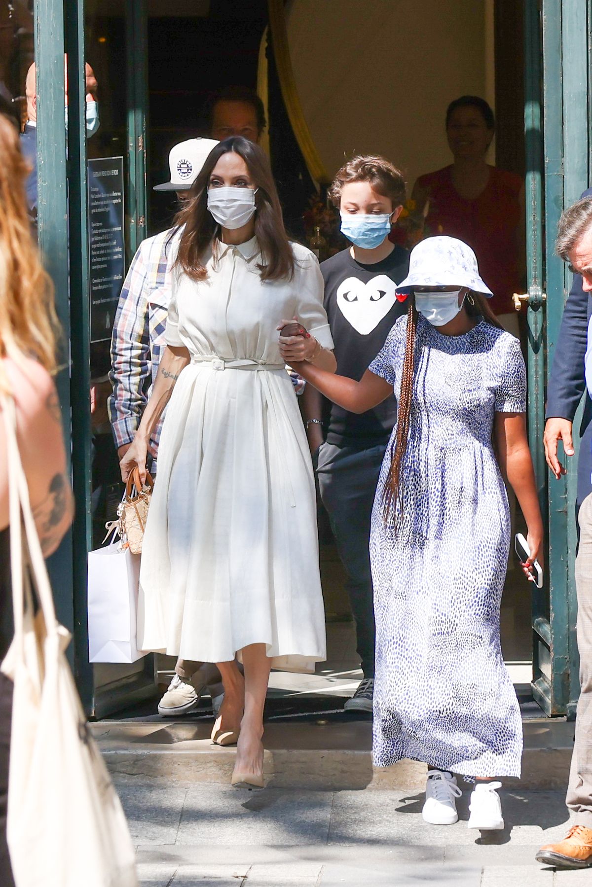 Angelina Jolie, Pax Thien Jolie, Zahara-Marley Jolie e Knox-Leon Jolie são vistos saindo do
