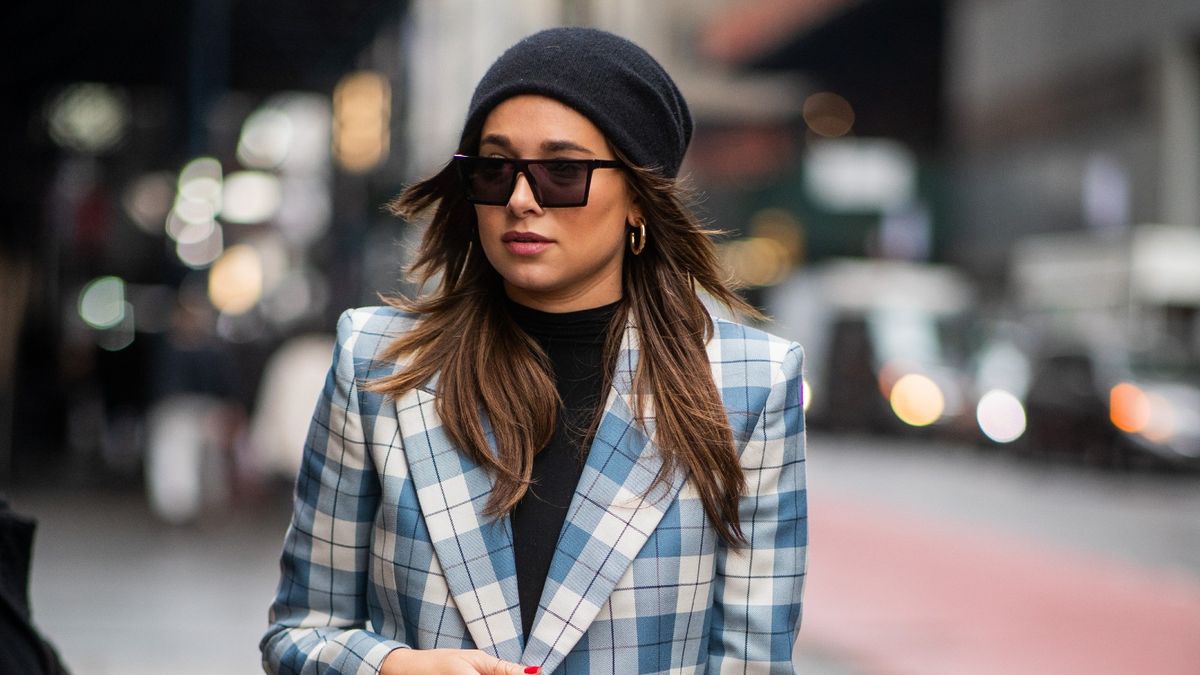 influencerka uličnega sloga, ki prikazuje, kako nositi kape