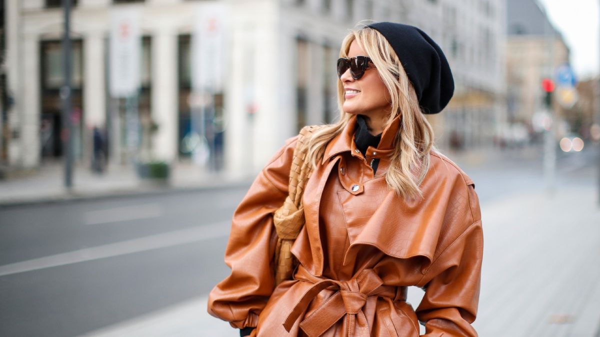 influencerka uličnega sloga, ki prikazuje, kako nositi kape