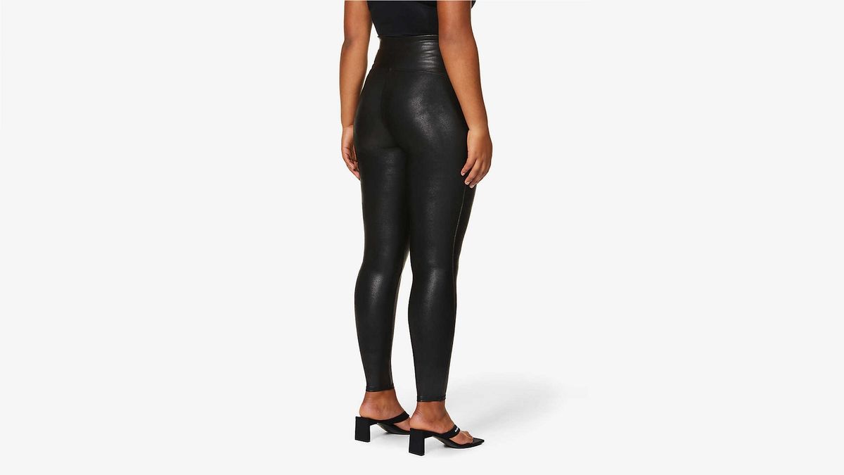 melhores leggings: leggings de couro falso Spanx
