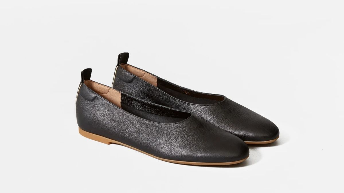 с чем носить черные джинсы - балетки Everlane