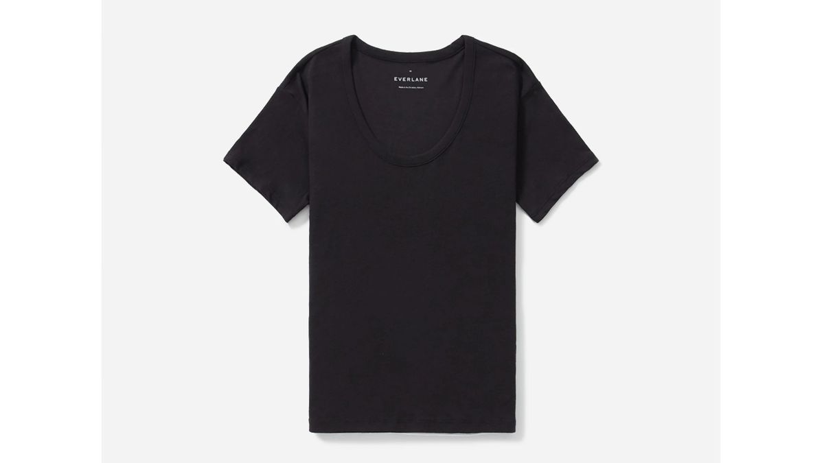с чем носить черные джинсы - футболка Everlane Air с круглым вырезом