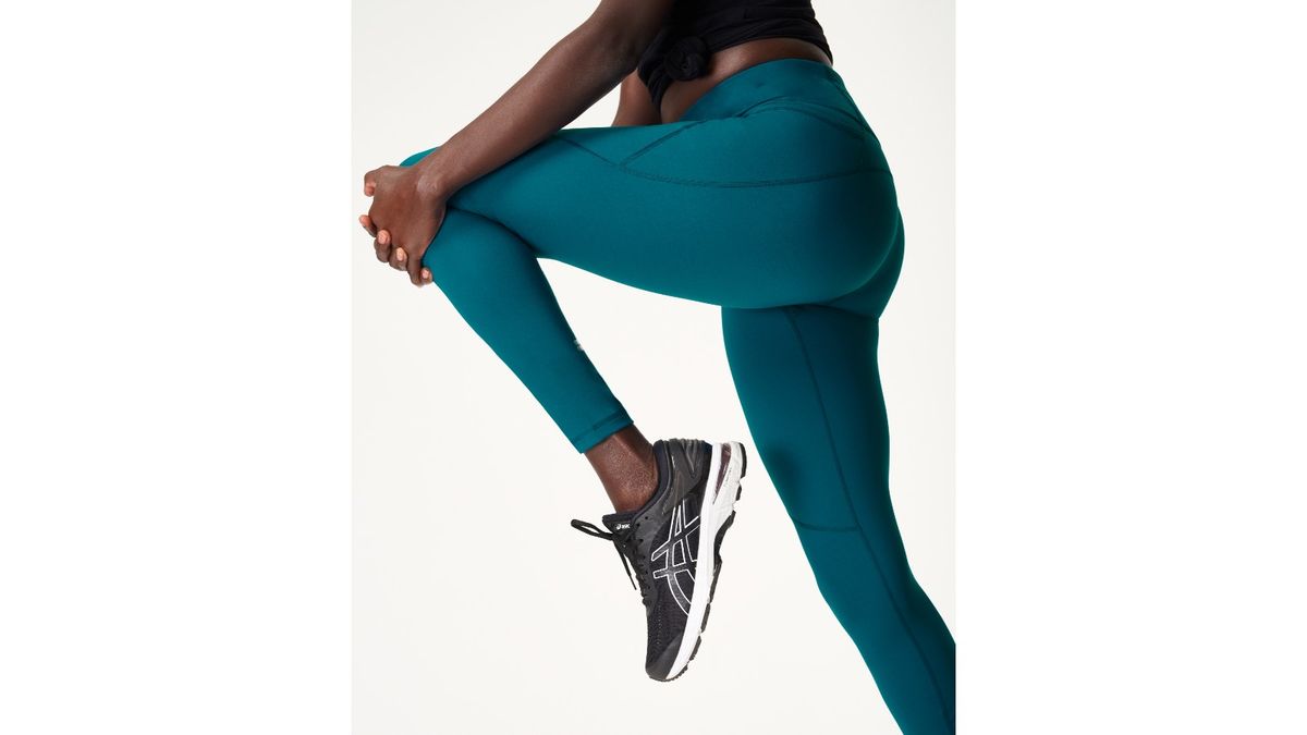 modelka v silových legínach Sweaty Betty