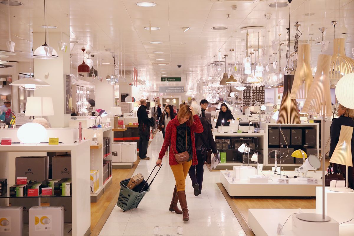Покупатели просматривают товары в флагманском филиале универмага John Lewis на Оксфорд-стрит 2 января 2014 года в Лондоне, Англия.
