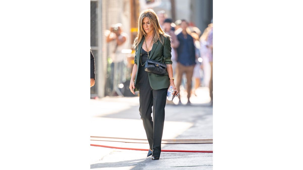 Jennifer Aniston trägt einen Blazer