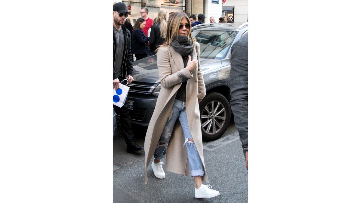Jennifer Aniston trägt einen maßgeschneiderten Mantel