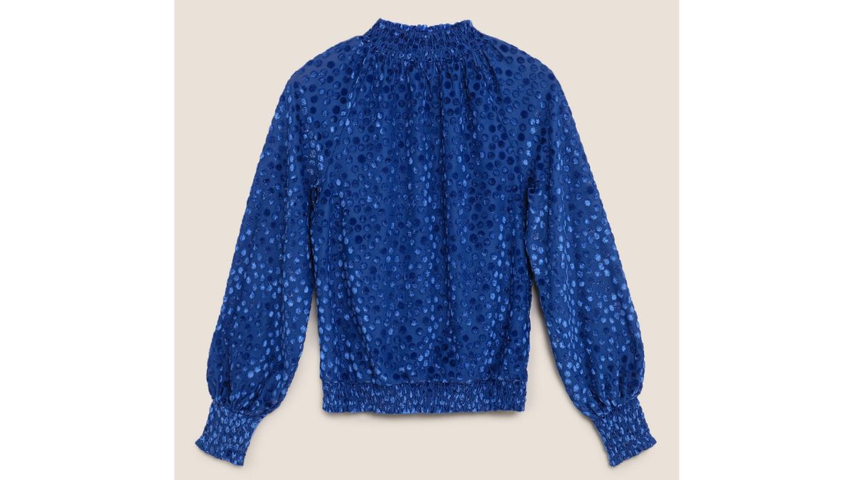 Top holgado de cuello alto de lunares devoré de Marks and Spencer