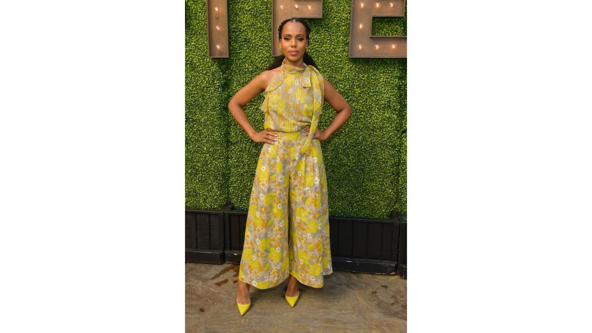 Kerry Washington v rumenem tiskanem kombinezonu