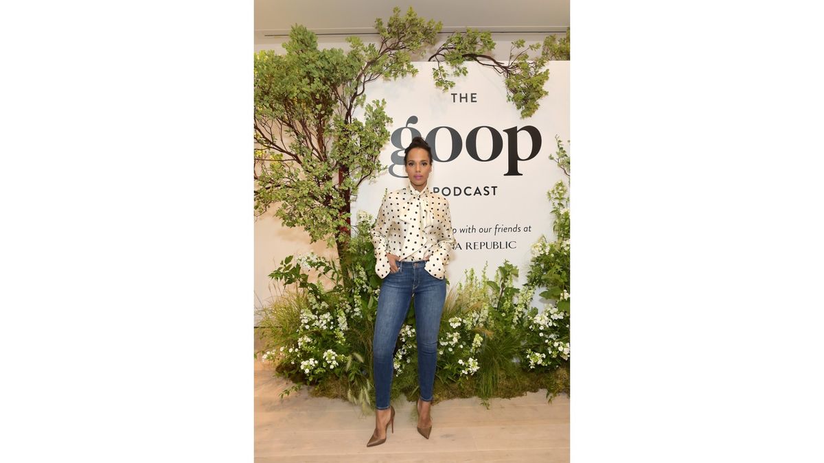 Kerry Washington, oblečena v vrh polka pik in kavbojke, je začela z objavo podcast