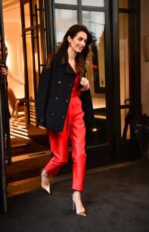Amal Clooney, ki prikazuje, kaj obleči na otroško prho