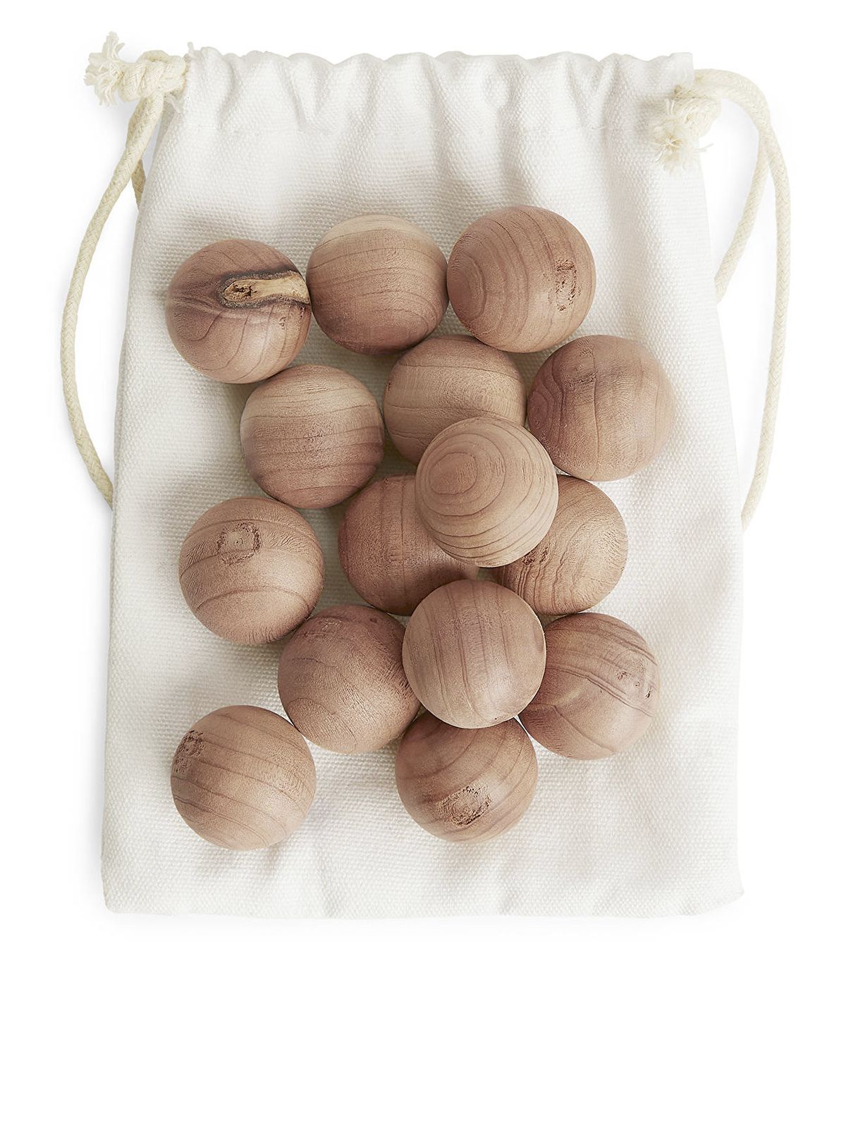 Bolas de madeira de cedro Iris Craft, £ 5, Arket