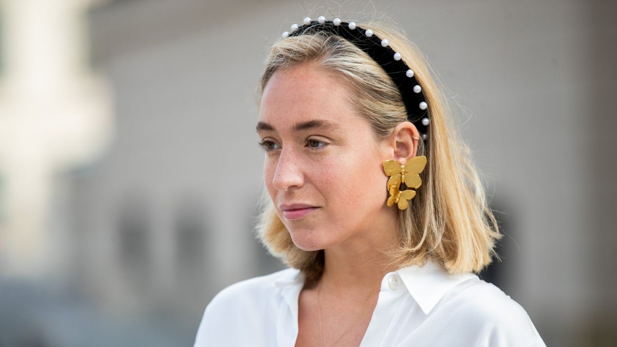Streetstyle-Influencer mit verziertem Stirnband