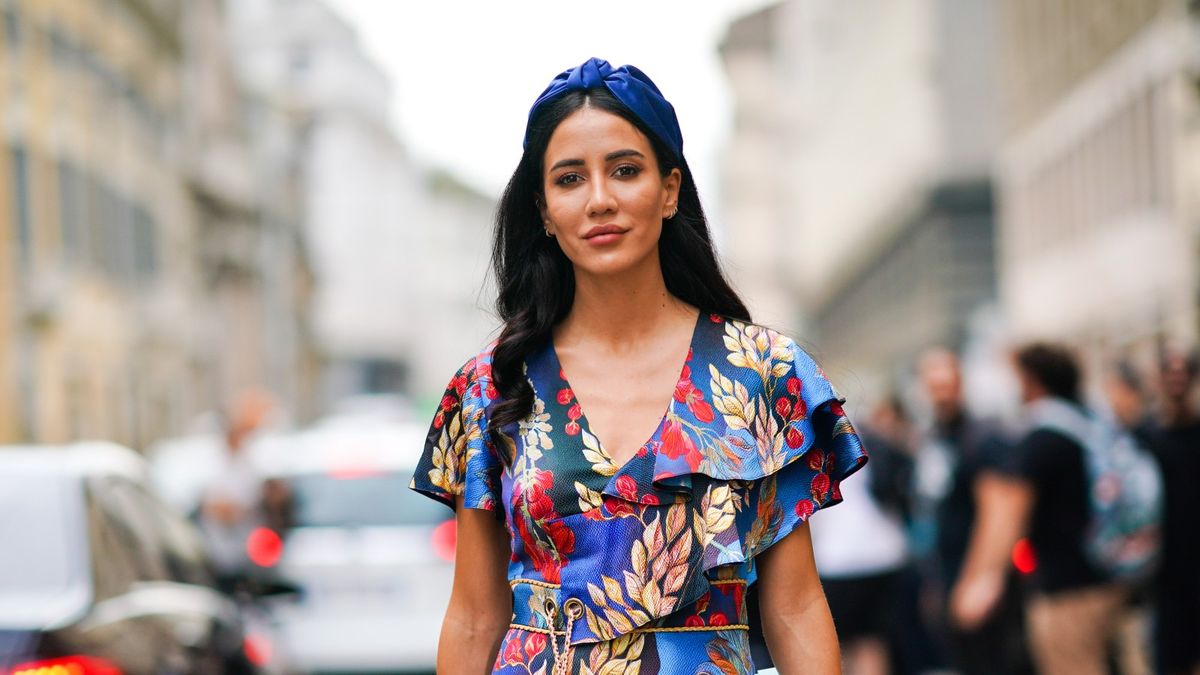 Streetstyle-Influencer mit Knotenstirnband