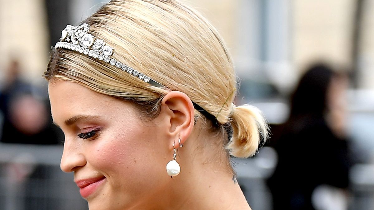 Streetstyle-Influencer mit juwelenbesetztem Stirnband