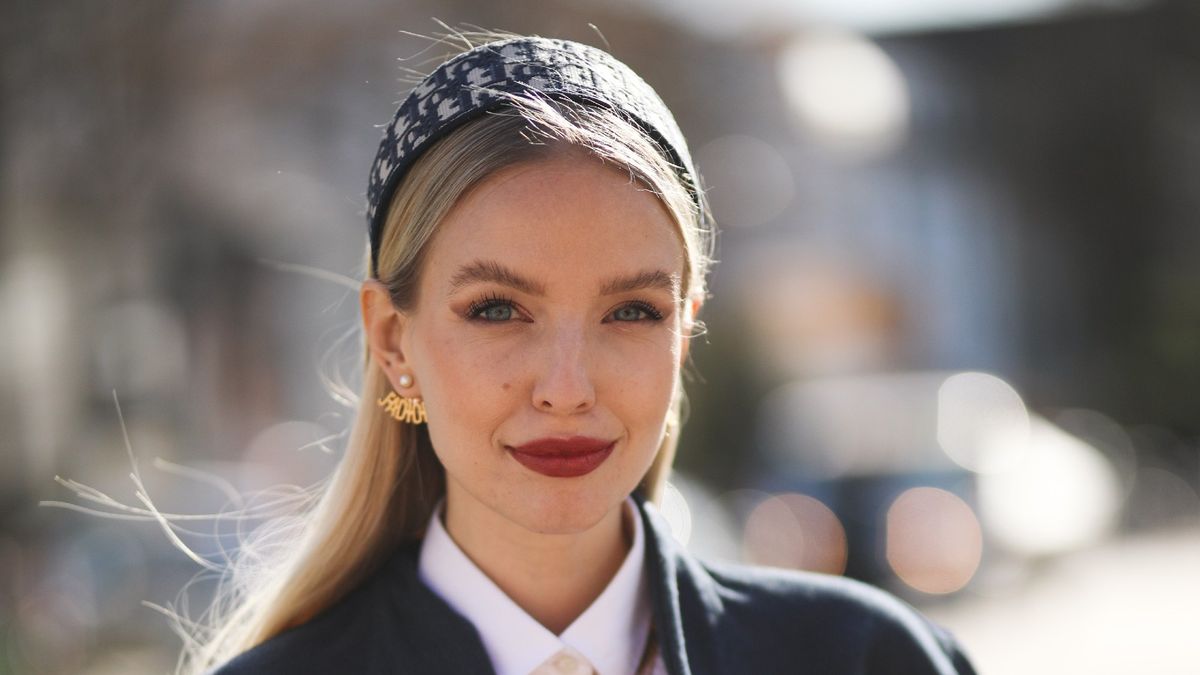 Streetstyle-Influencer mit flachem Stirnband