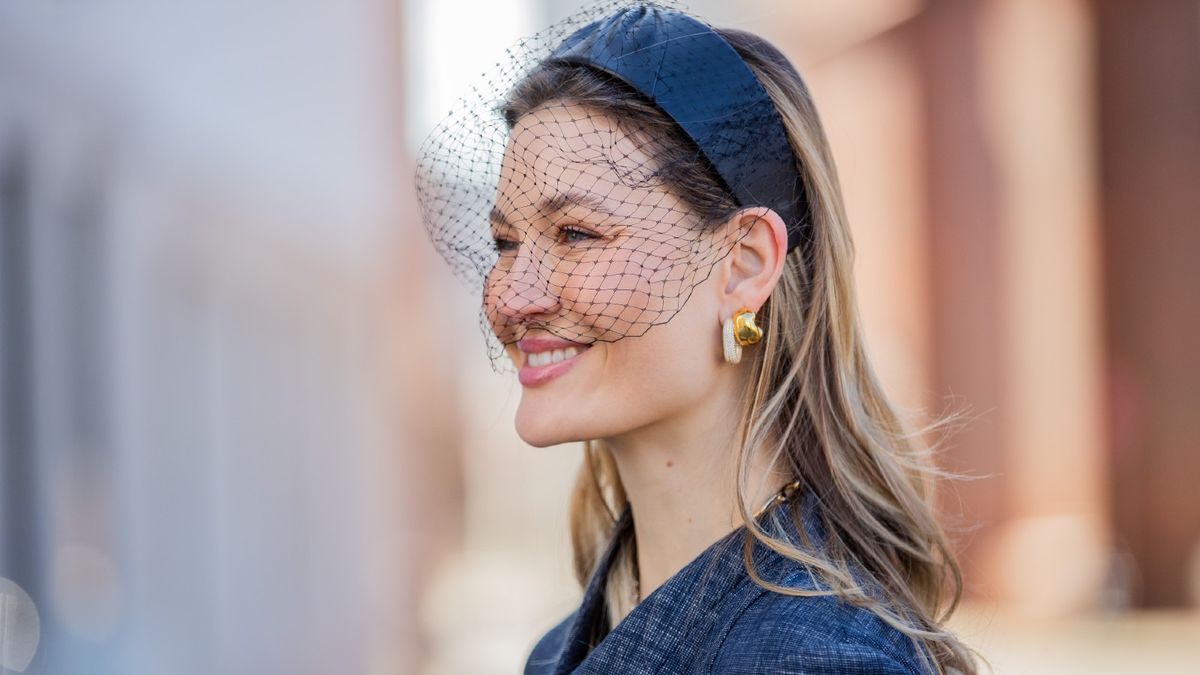 Streetstyle-Influencer mit schickem Stirnband