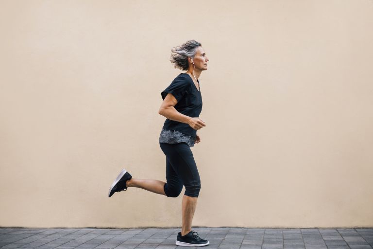 Cómo empezar a correr: Mujer corriendo afuera